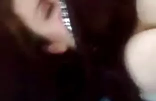 XXX یک زن مقابل دوربین عکسی یک سوراخ صورتی نشان می دهد فیلمسکسیایرانی جدید