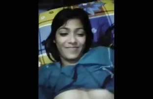 XXX سبزه در تی شرت آلت تناسلی فیلم سکسی جدید عاشق را جلوی یک وب کم می مکید